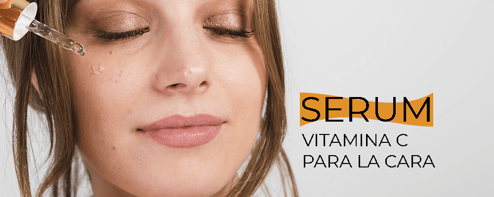Mujer aplicándose serum vitamina c para la cara